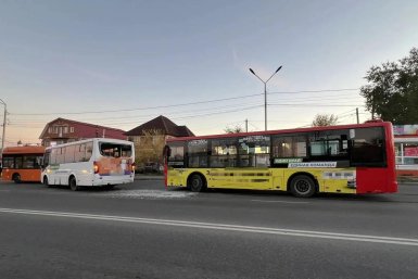 Три автобуса столкнулись в Хабаровске